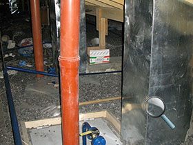 Насыпное пеностекло свободно распределяется по сложным участкам и не требует дополнительной противопожарной защиты